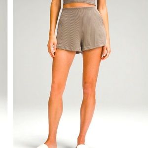 Like new discontinued lululemon high rise ribbed softstreme short size 8